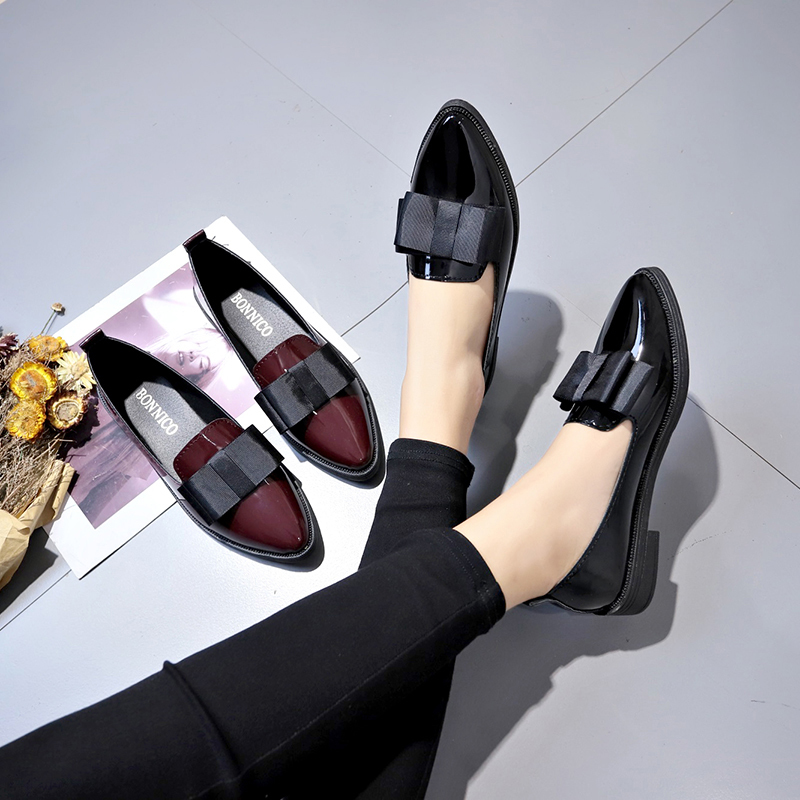ブラック/ワインレッドのパテントレザーのポインテッドトゥフラ - Women Shoes With Heels のレビューと価格