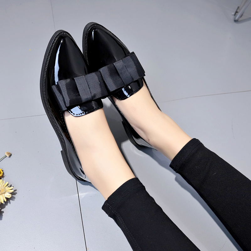 ブラック/ワインレッドのパテントレザーのポインテッドトゥフラ - Women Shoes With Heels のレビューと価格