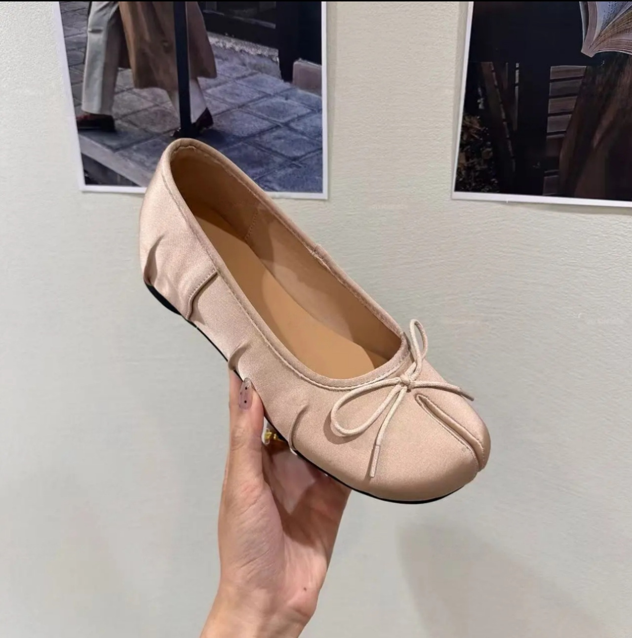 マストハブ女性用光沢のあるサテンタビスプリットトゥフラットス - Women Shoes Must Have のレビューと価格