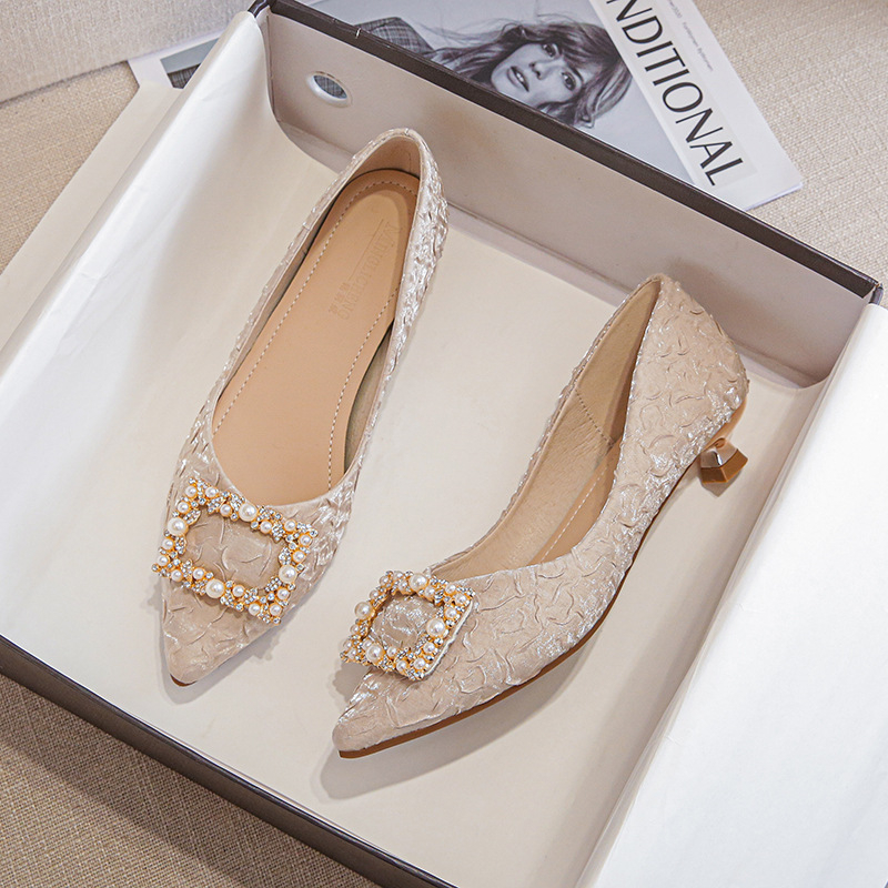 アイボリーテクスチャードサテンポインテッドトゥキトゥンヒール - Shoes Women Pumps のレビューと価格